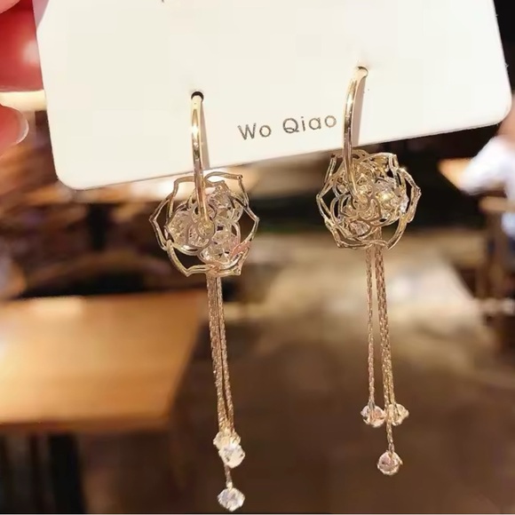 Jewelry - Beautiful diamond gold flower drop earrings
